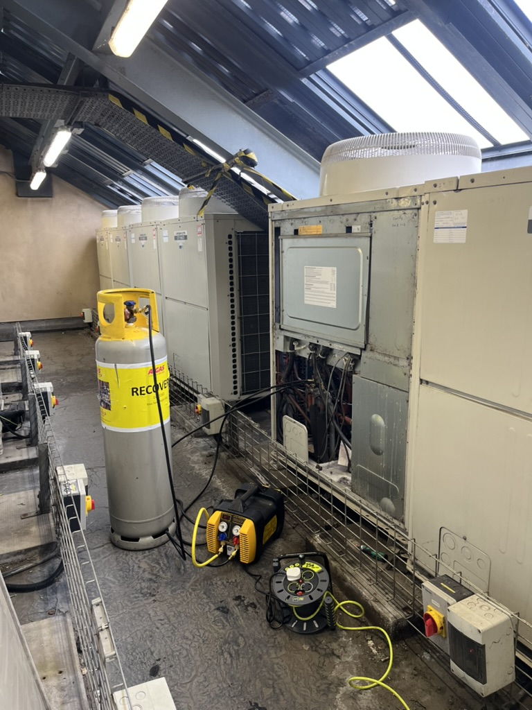 Refrigerant recovery equipment connected to rooftop air conditioning units