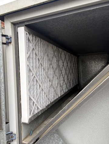 Panel filter correctly fitted inside an air handling unit